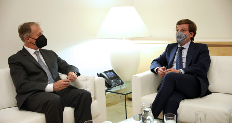 Almeida con el alcalde de Lima