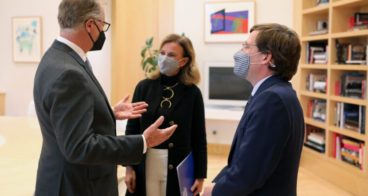 Almeida con el alcalde de Lima y la concejala de Turismo