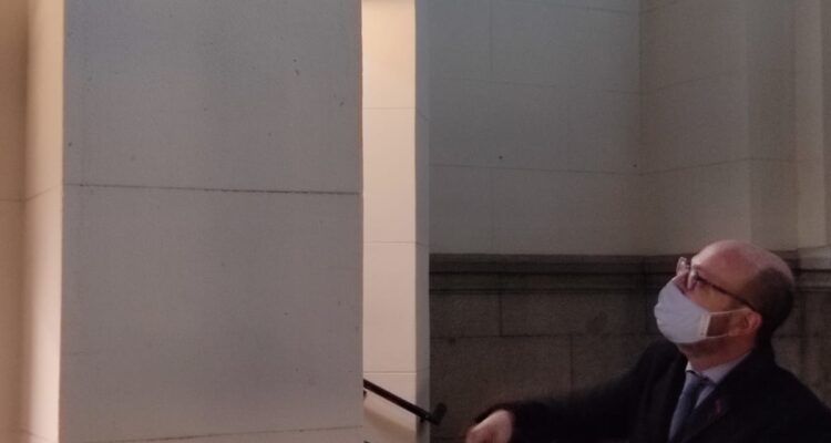 Placa en recuerdo de Emilia Pardo Bazán en la Basílica de la Concepción