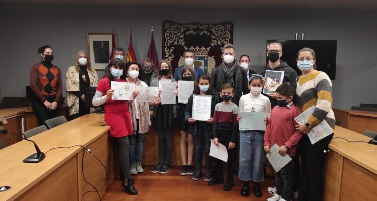 Premiados y asistentes a la entrega de la II edición del Certamen Infantil y Juvenil de Creación Literaria y Dibujo Benito Pérez Galdós