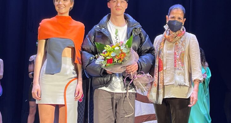 Teo Larunbe con su diseño y la concejala de Tetuán, Blanca Pinedo