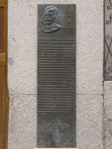 Placa homenaje a Quevedo situada en la calle Huertas, 43 (Barrio de Las Letras)