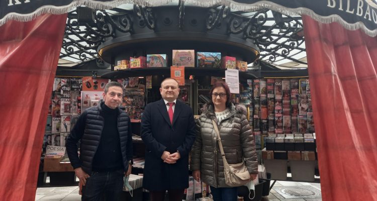 El delegado de Economía, Innovación y Empleo, Miguel Ángel Redondo, este jueves, en la visita a uno de los quioscos que han implantado código QR de 'Todo está en Madrid'