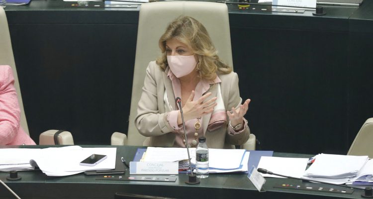 Engracia Hidalgo, delegada de Hacienda y Personal, este martes, durante una de sus intervenciones en el Pleno municipal