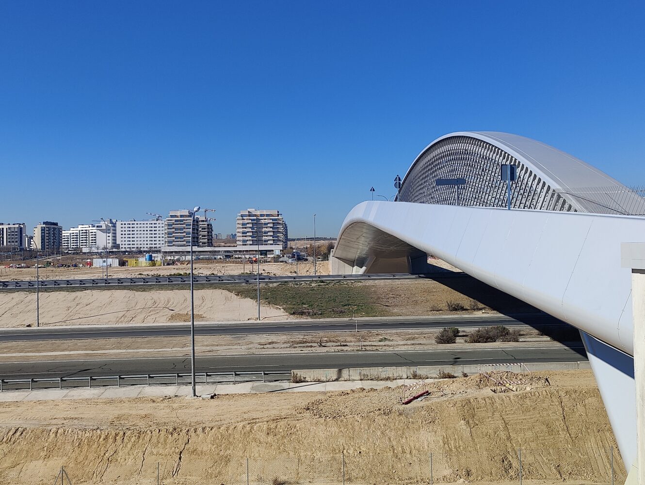 Puente de la Concordia, 'sobrevolando' la M12