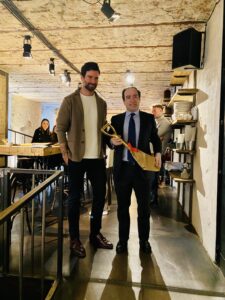 Borja Carabante (derecha) tras recoger el premio