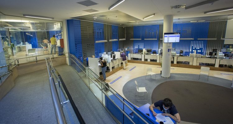 Oficina de Atención al Contribuyente en la calle Sacramento - Agencia Tributaria de Madrid