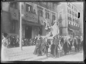 Año 1929, procesión de la Semana Santa a su paso por la Plaza de la Villa (foto Memoria de Madrid)