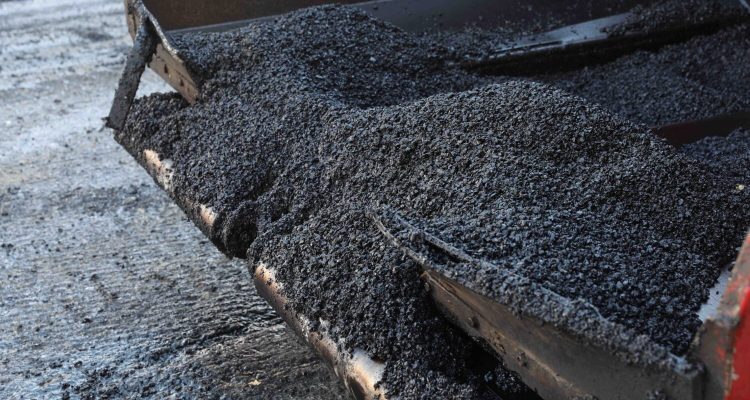 Detalle de intervención en una calle de Madrid, durante la Operación Asfalto de 2021