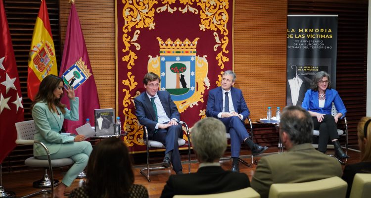 Presentación del libro 'Memorias de las vícitmas' de la FVT