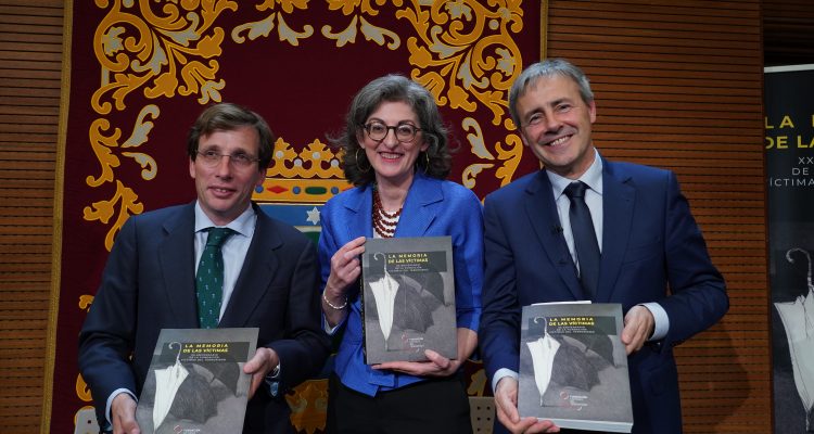 Presentación del libro 'Memorias de las víctimas' de la FVT