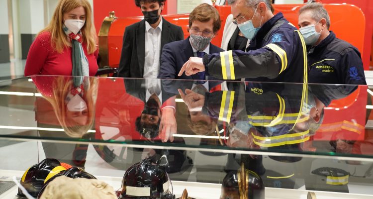 Martínez-Almeida con Inmaculada Sanz durante su visita a la reapertura del Museo de Bomberos
