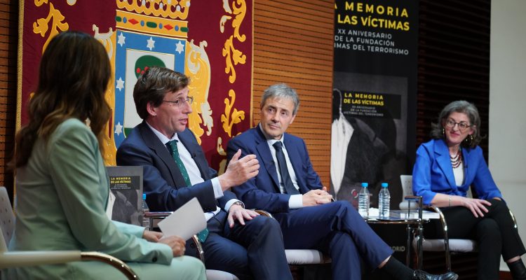 Presentación del libro 'Memorias de las víctimas' de la FVT