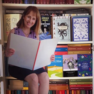 La ilustradora Elsa Suárez Girard con sus libros