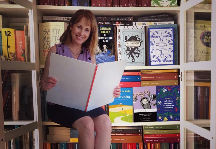 La ilustradora Elsa Suárez Girard con sus libros