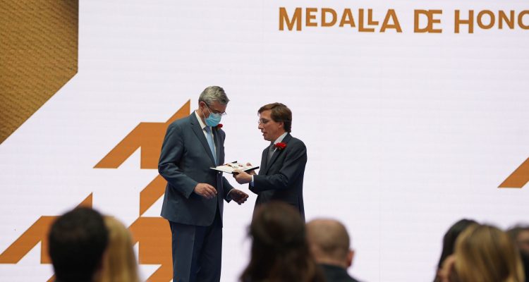 San Isidro. Medallas de la ciudad. El alcalde entrega la medalla al embajador de Ucrania en España, Serhii Pohoreltsev