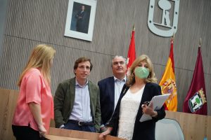 Hidalgo (derecha) tras presentar el informe a la Junta de Gobierno