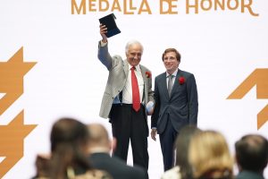 El periodista Raúl del Pozo recoge la Medalla de Honor concedida por el Ayuntamiento de Madrid
