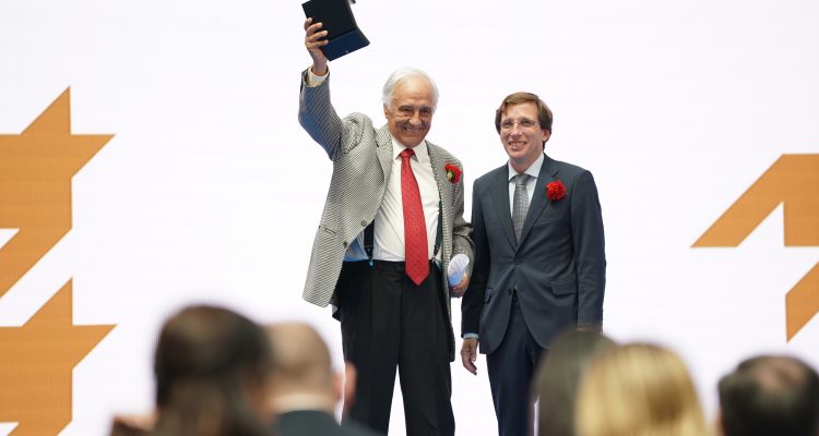 El periodista Raúl del Pozo recoge la Medalla de Honor concedida por el Ayuntamiento de Madrid
