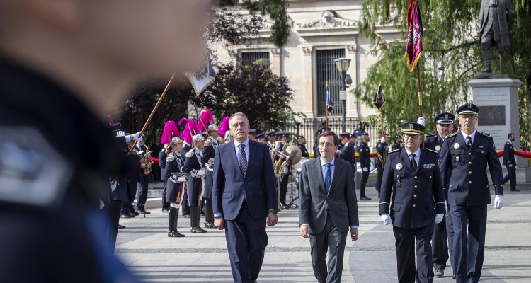 Almeida en acto izado bandera