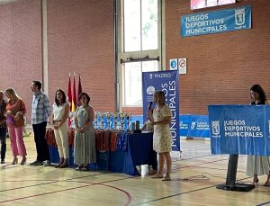 Loreto Sordo durante la entrega de los trofeos a los campeones y subcampeones de los 42 Juegos Deportivos Municipales de Moncloa-Aravaca