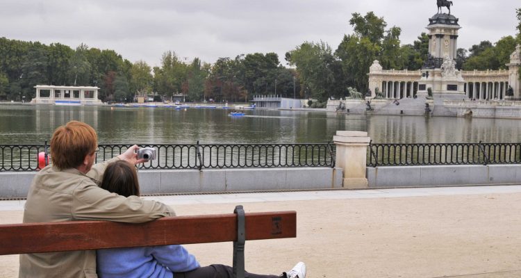 Turistas en El Retiro, uno de los enclaves turísticos de la ciudad de Madrid