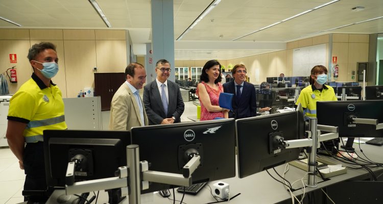 El alcalde, José Luis Martínez-Almeida en el Centro de Control de la Empresa Municipal de Transportes de Madrid (EMT)