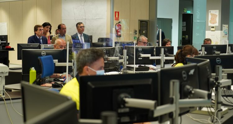 El alcalde, José Luis Martínez-Almeida en el Centro de Control de la Empresa Municipal de Transportes de Madrid (EMT)