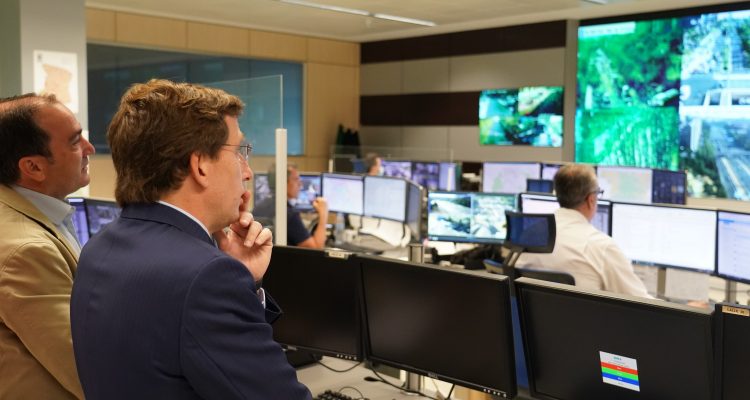 El alcalde, José Luis Martínez-Almeida en el Centro de Control de la Empresa Municipal de Transportes de Madrid (EMT)