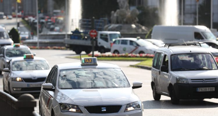 Taxis circulando por la ciudad de Madrid