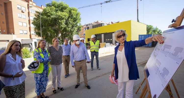 La directora general de Arquitectura y Conservación del Patrimonio, Paloma Sobrini, explica el proyecto a la delegada de Obras y Equipamientos, Paloma García Romero, la de Emergencias y Seguridad y portavoz municipal, Inmaculada Sanz