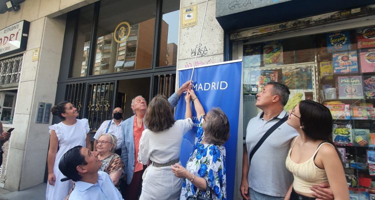 Descubrimiento de la placa conmemorativa en el domicilio de Florinda Chico en Paseo de la Chopera, 3, en Arganzuela