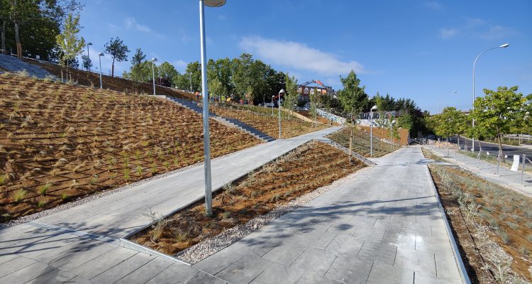 Nuevo aspecto de la zona de acceso al metro de Arroyofresno tras las obras de mejora de accesibilidad