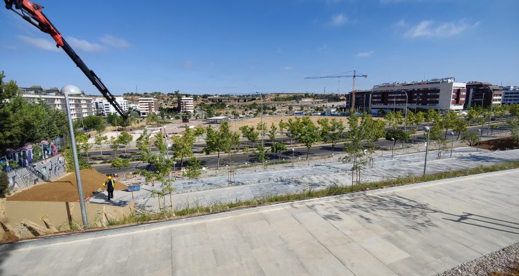 Nuevo aspecto de la zona de acceso al metro de Arroyofresno tras las obras de mejora de accesibilidad