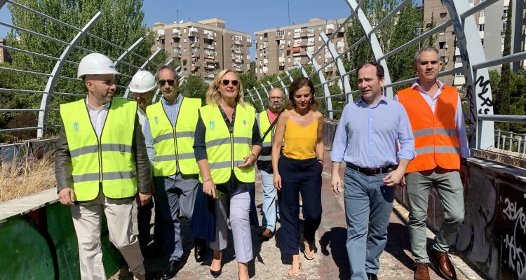 Carabante y Maíllo visitan el Puente de la Lira, una de las pasarelas que se reformarán