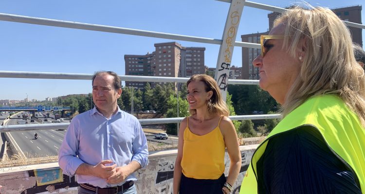 Carabante y Maíllo visitan el Puente de la Lira, una de las pasarelas que se reformarán