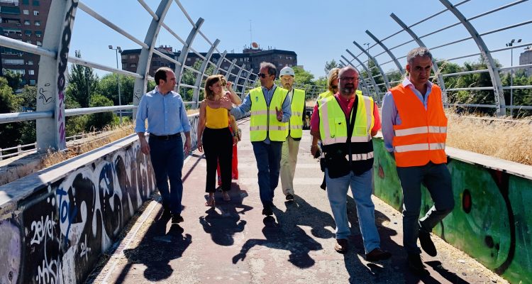 Carabante y Maíllo visitan el Puente de la Lira, una de las pasarelas que se reformarán