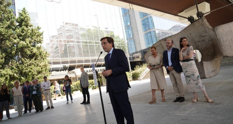 El alcalde, José Luis Martínez-Almeida, durante la visita al Museo de Esculturas al Aire Libre