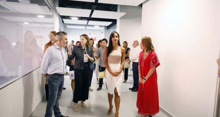 La vicealcaldesa, Begoña Villacís, el delegado de Familias, Igualdad y Bienestar Social, Pepe Aniorte, y la concejala de Villa de Vallecas, Concha Chapa, visitan el nuevo Centro de Día de Villa de Vallecas