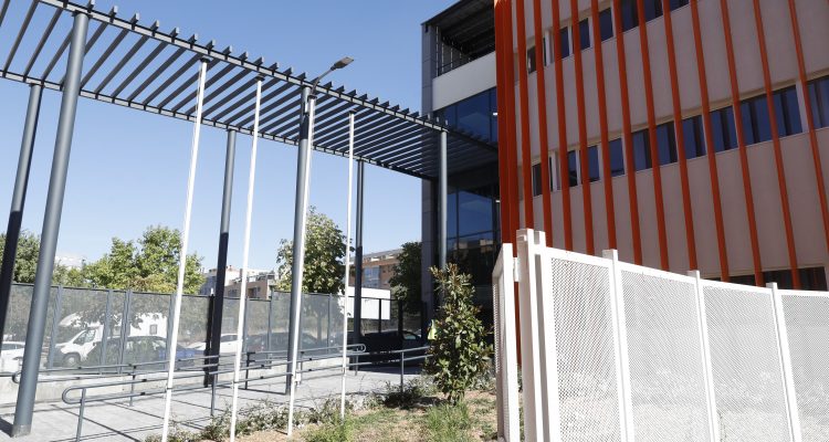 La vicealcaldesa, Begoña Villacís, el delegado de Familias, Igualdad y Bienestar Social, Pepe Aniorte, y la concejala de Villa de Vallecas, Concha Chapa, visitan el nuevo Centro de Día de Villa de Vallecas