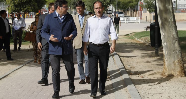 El delegado de Medio Ambiente y Movilidad, Borja Carabante, el concejal de Carabanchel, Álvaro González, y el de Latina, Alberto Serrano, visitan el Parque de las Cruces