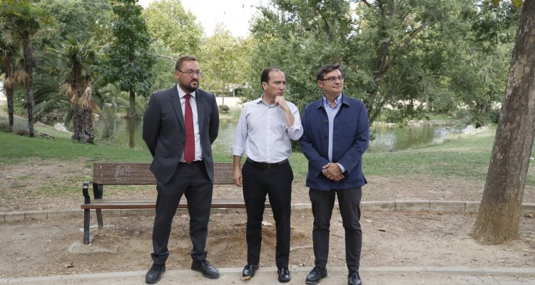 El delegado de Medio Ambiente y Movilidad, Borja Carabante, el concejal de Carabanchel, Álvaro González, y el de Latina, Alberto Serrano, visitan el Parque de las Cruces