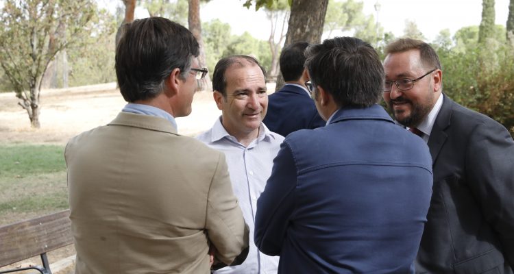 El delegado de Medio Ambiente y Movilidad, Borja Carabante, el concejal de Carabanchel, Álvaro González, y el de Latina, Alberto Serrano, visitan el Parque de las Cruces