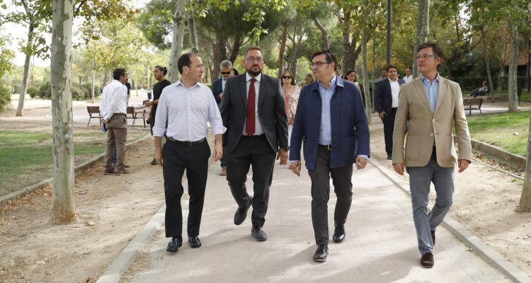 El delegado de Medio Ambiente y Movilidad, Borja Carabante, el concejal de Carabanchel, Álvaro González, y el de Latina, Alberto Serrano, visitan el Parque de las Cruces