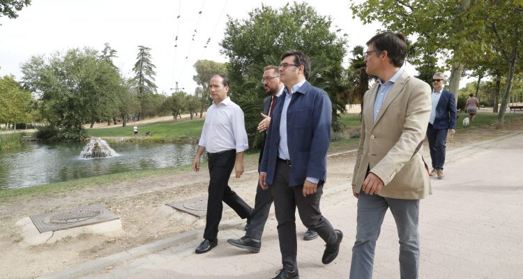 El delegado de Medio Ambiente y Movilidad, Borja Carabante, el concejal de Carabanchel, Álvaro González, y el de Latina, Alberto Serrano, visitan el Parque de las Cruces