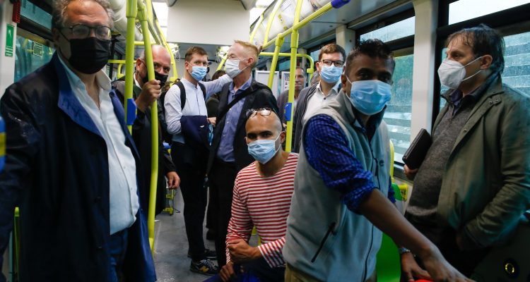 Grupo de movilidad en el interior de un bus