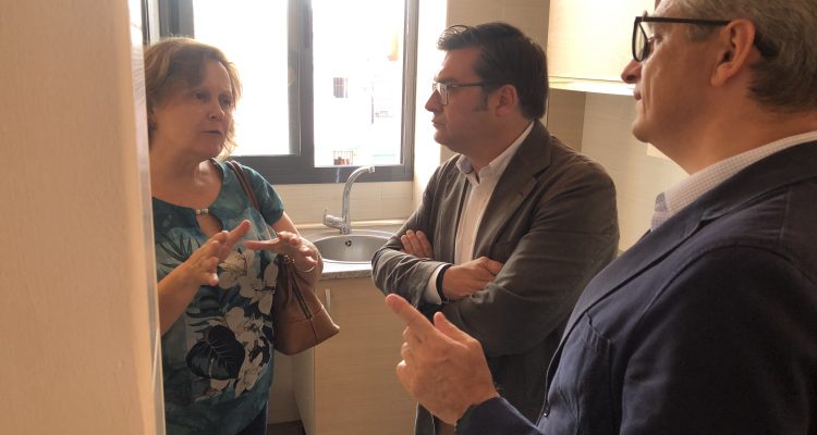 El concejal delegado de Vivienda, Álvaro González, visita viviendas en Carabanchel