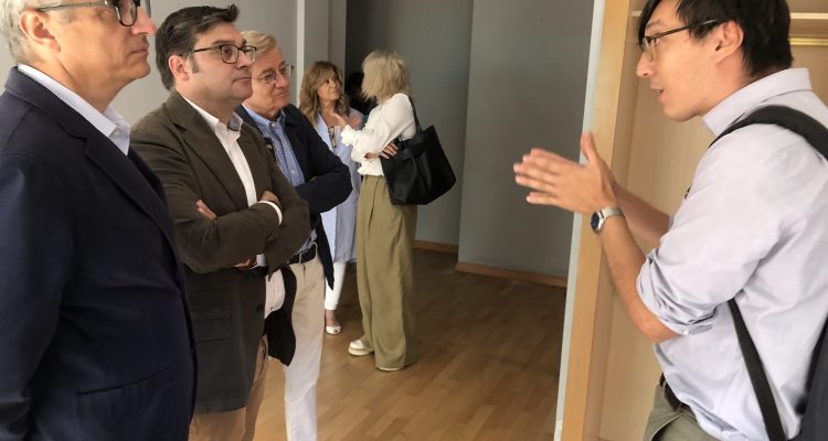 El concejal delegado de Vivienda, Álvaro González, visita viviendas en Carabanchel
