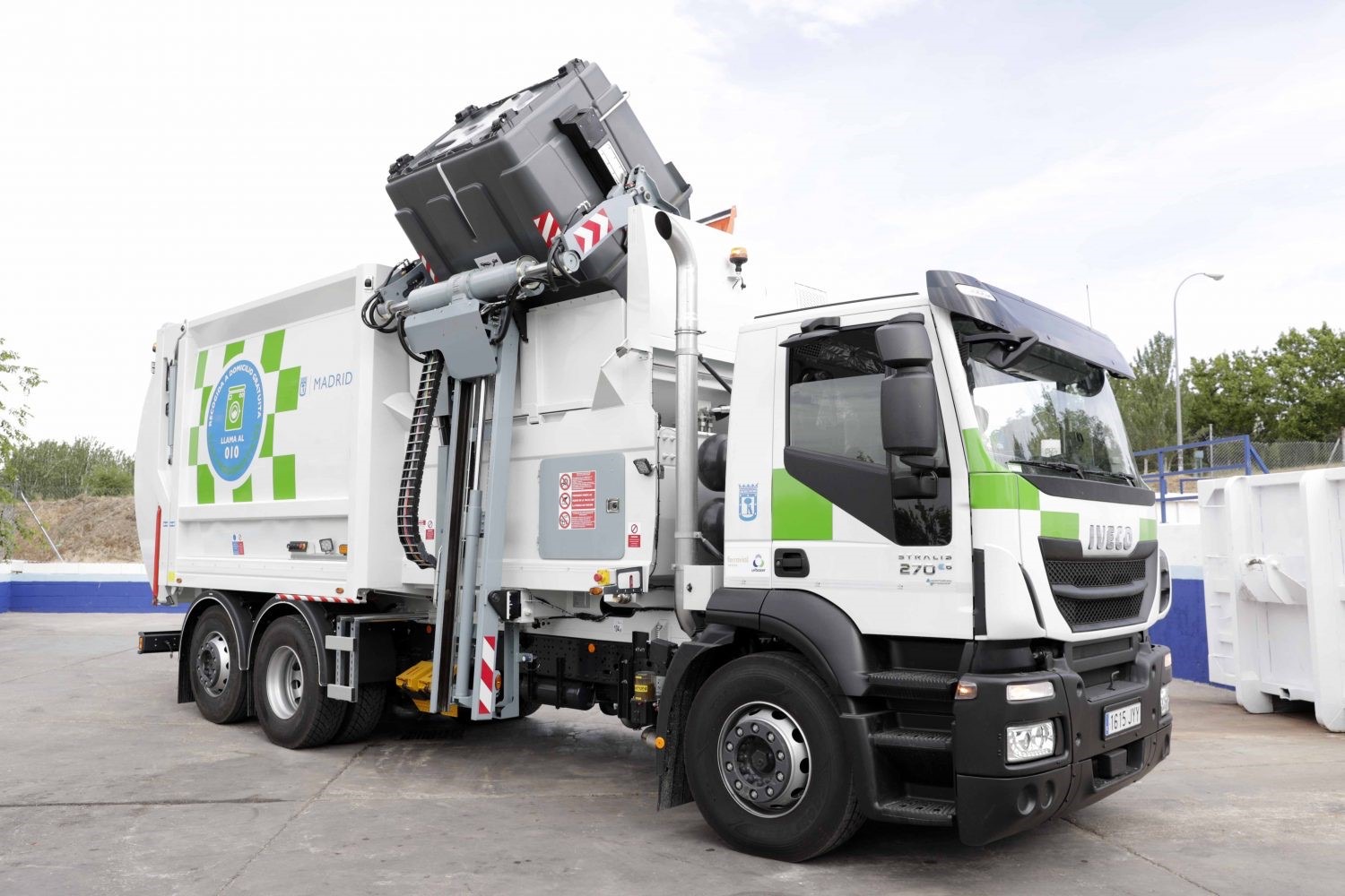 Vaciado de un contenedor en un camión con carga lateral