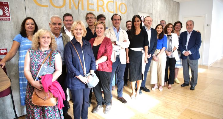 La vicealcaldesa y el delegado de Economía, junto a los miembros del Consejo de Comercio